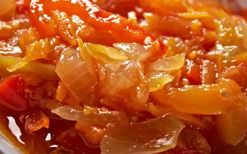 Friggione bolognese, un contorno saporito di cipolle e pomodoro cotto lentamente.
