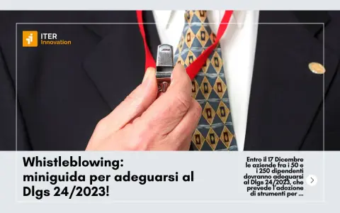 Un uomo in giacca e cravatta tiene un fischietto, simbolo di whistleblowing. La guida illustra l'adeguamento al Dlgs 24/2023.