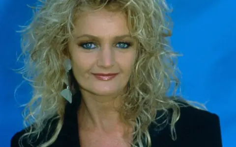 Bonnie Tyler z burzą blond włosów i niebieskimi oczami. Ciekawe, ile lat ma Bonnie Tyler?