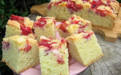 Szybkie i tanie ciasto na dużą blachę z truskawkami i kruszonką. Idealne na letnie popołudnie.