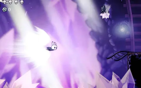El Caballero avanza con un ataque relámpago en un entorno de cristales morados, buscando el platino en Hollow Knight.