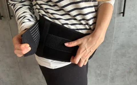 Donna indossa una cintura in gravidanza per alleviare il mal di schiena.