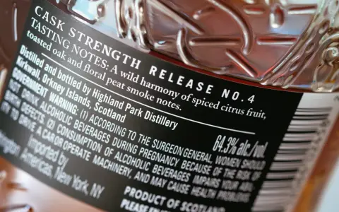 Etykieta Highland Park Cask Strength Release No. 4, z nutami dymu torfowego i cytrusów, destylowana w Kirkwall, Szkocja.