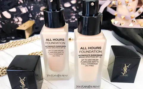 Dwie buteleczki YSL All Hours Foundation. Jak dobrać odcień? Idealny makijaż na 24h.