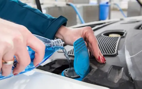Scheibenwischwasser nachfüllen: So vermeiden Sie Frostschäden im Winter