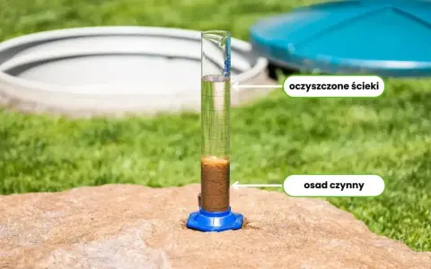 Osad czynny w probówce, pokazujący co zabija bakterie w oczyszczalni. Powyżej widać oczyszczone ścieki.