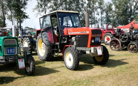 Czerwony Ursus 912 na zlocie. Zastanawiasz się, ile wchodzi oleju do skrzyni Ursus 912?