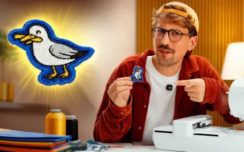 Mann zeigt auf ein aufgebügeltes Möwen-Patch. Bügelkleber macht's möglich!