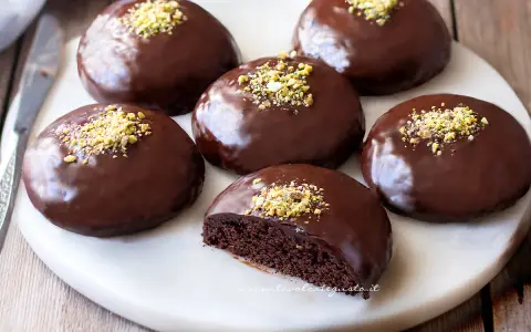 Dolci napoletani ricoperti di cioccolato fondente e granella di pistacchio, un vero piacere per il palato.