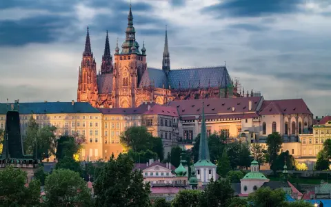 Prag Ausflugsziele: Majestätische Kathedrale und historische Gebäude im Abendlicht, ein unvergesslicher Anblick.