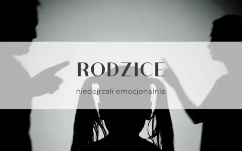 Cienie rodziców wskazują palcami na siebie, podczas gdy w centrum sylwetka dziecka. Tekst: "Rodzice niedojrzali emocjonalnie".