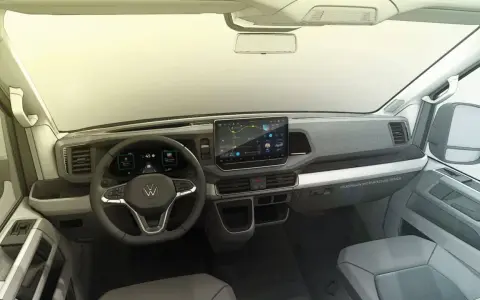 Interior de la Volkswagen Crafter, con pantalla táctil central, volante multifunción y diseño moderno.