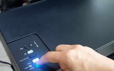 Palec naciska przycisk "Colour" na drukarce HP, rozpoczynając proces, jak podłączyć drukarkę HP do WiFi.
