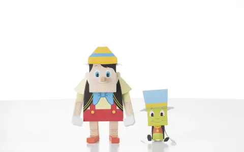 Figuras de Pinocchio y Pepito Grillo hechas con manualidades de papel pinocho.