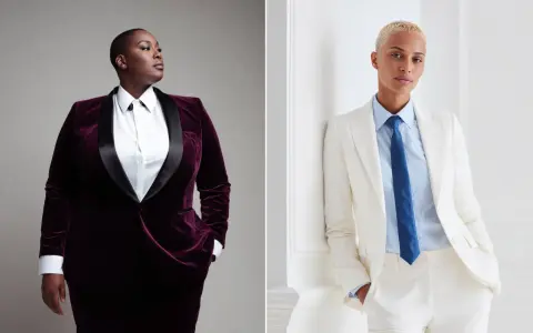 Dos modelos, uno con traje de terciopelo burdeos y otro con traje blanco, ambos con camisas y corbatas, proyectan una imagen de elegancia andrógina.