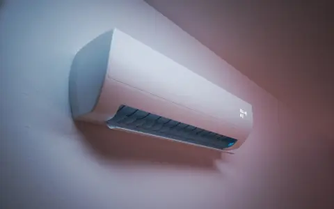Aire acondicionado moderno en pared, mostrando su potencia nominal para un confort óptimo.