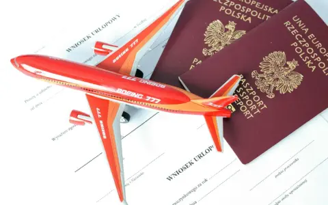 Model samolotu Boeing 777 leży na dokumentach i paszportach. Czy do Albanii potrzebny jest paszport? Sprawdźmy!