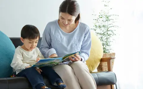 Madre e hijo comparten un momento de lectura, aprendiendo juntos. Las frases de disciplina pueden ser parte de las lecciones de vida que se transmiten.