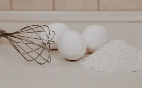 Mąka krupczatka do czego? Do pysznych ciast i ciasteczek, obok jajka i trzepaczka.