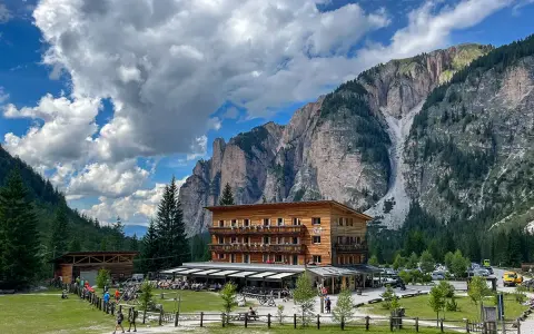 Rifugio Pederü, un albergo in legno ai piedi delle Dolomiti. Ecco come arrivare per goderti la natura.