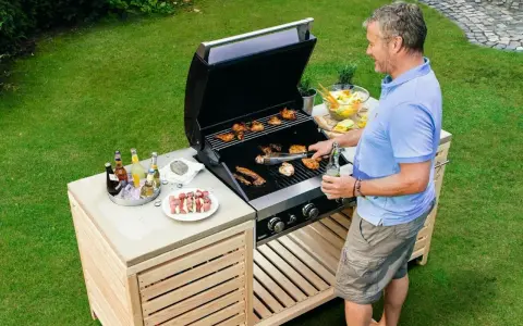 Man grillar på ett fint grillbord i trä. Perfekt för att bygga ett eget grillbord för sommarens fester.