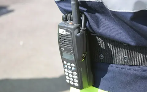 Radiotelefon GP380 na pasie służbowym. Używanie go na zabronione częstotliwości w Polsce grozi konsekwencjami.
