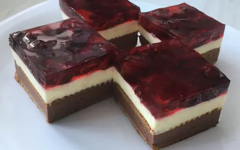 Proste ciasto z serkiem mascarpone i galaretką wiśniową, ułożone na białym talerzu.