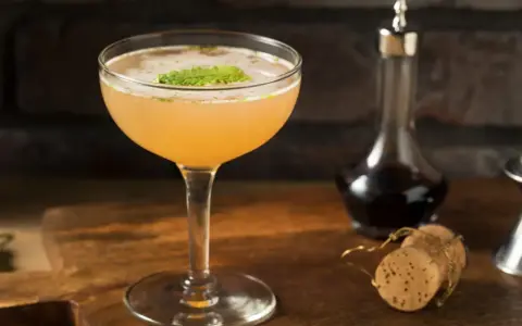 Orzeźwiający, old cuban drink z miętą, gotowy do degustacji.