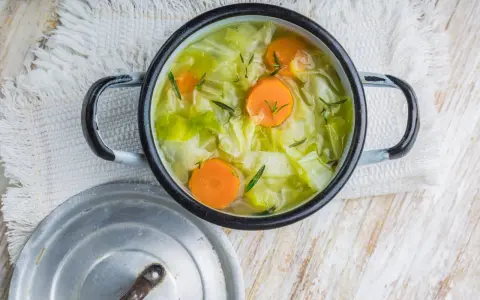 Soupe aux 7 légumes : la recette détox pour maigrir sans yoyo