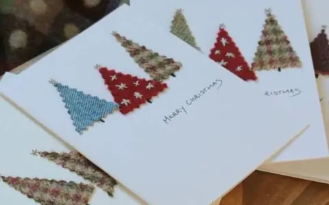 Tarjetas de Navidad para dibujar con árboles de tela cosidos. Un diseño encantador para crear tus propias felicitaciones.