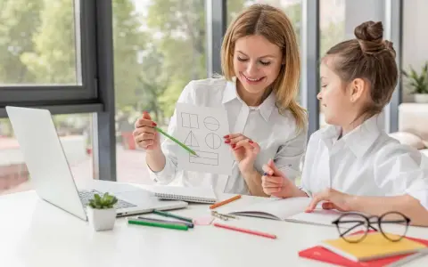 Educatrice mostra forme geometriche a una bambina, un'immagine che evoca offerte lavoro educatore e apprendimento.