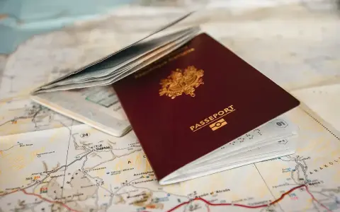 Paszport na mapie, gotowy do podróży. Czy do Turcji potrzebny jest paszport? Dokumenty czekają na przygodę.