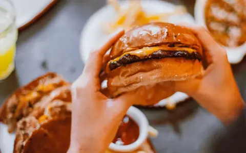 Jaki ser żółty do burgera? Sekrety mistrzowskiego cheeseburgera!