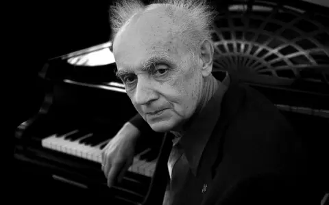 Wojciech Kilar, mistrz kompozycji, przy fortepianie, tworzący swoje najsłynniejsze utwory.