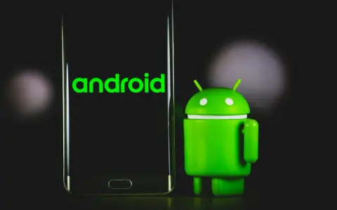 Zielony robot Android obok telefonu z logo systemu. Gotowy do działania w trybie fastboot.