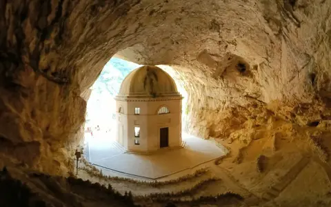 Tempio di Valadier, gioiello dell'entroterra marchigiano, incastonato in una grotta.