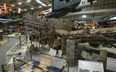 Ausgestelltes Wrack eines Junkers Ju 87 Stuka Flugzeugs, das im Museum ausgestellt ist.
