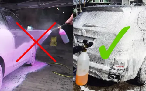 Bilden visar en jämförelse av bilvård. Till vänster en bil med lila skum och ett rött kryss, till höger en bil täckt av vitt skum med en grön bock. En foam cannon används för att applicera skummet.