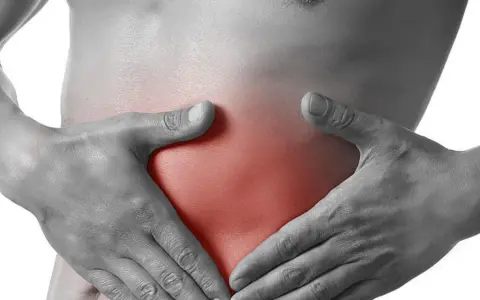 Hände umfassen den Bauch, wo ein roter Bereich auf **Seitenstechen links** hinweist.