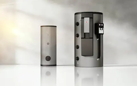 Zwei moderne Warmwasserspeicher, einer davon ein Gastherme Durchlauferhitzer, stehen nebeneinander.