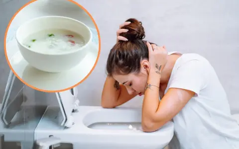 Kobieta z zatruciem pokarmowym pochyla się nad toaletą. W rogu widać miseczkę z ryżem i warzywami.