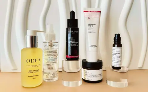 Routine de soins pour peau mature : huile démaquillante, brume hydratante, sérum, masque et crème visage, roll-on contour des yeux.