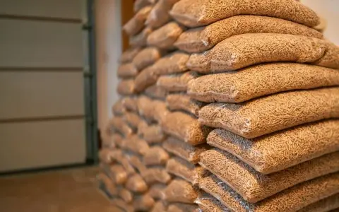 Impilati in un magazzino, tanti sacchi di pellet, circa 70 per bancale, pronti per riscaldare l'inverno.