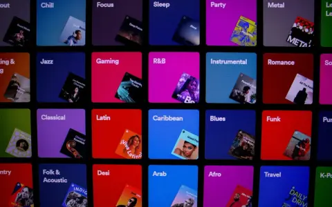 Bunte Kacheln mit Musikgenres wie "Chill", "Jazz" und "Latin". Ein **kurator playlist** für jede Stimmung, bereit zum Entdecken.