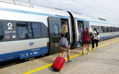 PKP Intercity: Bilet u konduktora? Jak kupić i nie przepłacić!