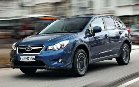 Blauer Subaru XV fährt durch die Stadt. Trotz möglicher Subaru XV Probleme, ein zuverlässiger Begleiter.