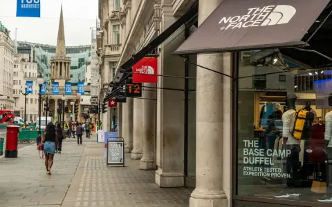 Sklep The North Face, znanej firmy z odzieżą outdoorową, na ruchliwej ulicy.