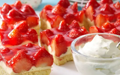 Schneller Erdbeerkuchen vom Blech mit Pudding und frischen Erdbeeren, dazu eine Schüssel Schlagsahne. Ein Genuss!