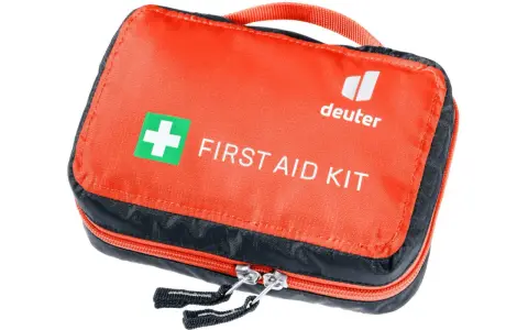 Trousse de secours randonnée liste : une trousse orange et noire Deuter avec un logo blanc et une croix verte. Indispensable pour toute aventure.