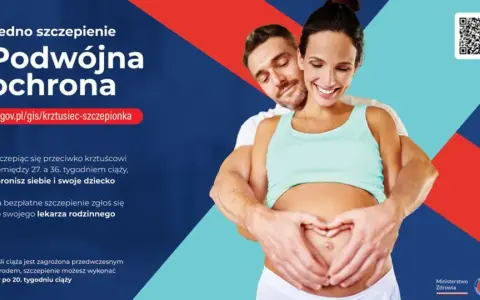 Szczęśliwi rodzice z sercem na brzuchu ciężarnej. Szczepienie przeciwko krztuścowi to podwójna ochrona dla mamy i dziecka.